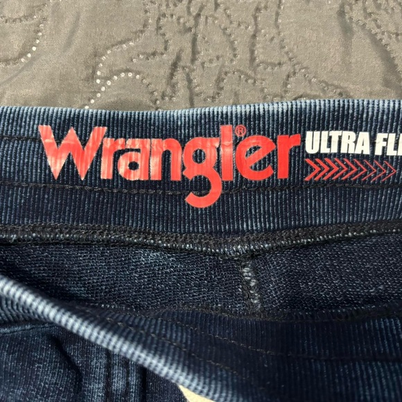 WRANGLER ULTRA FLEX SHORTS - Picture 3 of 3